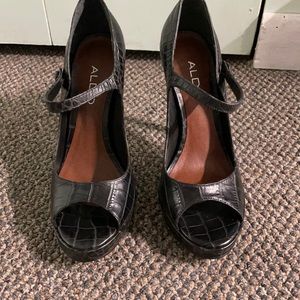 Never worn snake print Mary Jane heels!